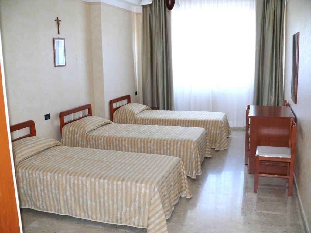 Albergo Casa Del Pellegrino Monte SantʼAngelo Oda fotoğraf